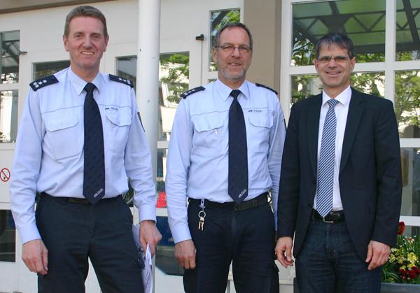 Martin Weinzierle und Manfred Wörner vom Polizeirevier Achern/Oberkirch stellten gemeinsam mit Bürgermeister Christoph Lipps die Kriminalstatistik 2013 vor. Oberkirch bleibt die sicherste Große Kreisstadt in der Ortenau. Martin Weinzierle und Manfred Wörner vom Polizeirevier Achern/Oberkirch stellten gemeinsam mit Bürgermeister Christoph Lipps die Kriminalstatistik 2013 vor. Oberkirch bleibt die sicherste Große Kreisstadt in der Ortenau.