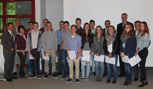 Die Gewinnergruppen des „Chance Cup 2014“ in der Region Freiburg mit Herbert Becherer (2.v.r.), Bereichsdirektor Firmenkunden der Volksbank Breisgau Nord, Jochen Möller (4.v.r.), Referent für Bildungsregionen beim Regierungspräsidium Freiburg, Christian Baier (6.v.r.), Bereichsleiter Vertriebsmanagement der Volksbank Breisgau Süd, Cordula Lehrmann (2.v.l.), Vorstandsmitglied der Handwerkskammer Freiburg und Volker Spietenborg (l.), Vorstandsmitglied der Volksbank Freiburg.
Foto: Handwerkskammer Freiburg Die Gewinnergruppen des „Chance Cup 2014“ in der Region Freiburg mit Herbert Becherer (2.v.r.), Bereichsdirektor Firmenkunden der Volksbank Breisgau Nord, Jochen Möller (4.v.r.), Referent für Bildungsregionen beim Regierungspräsidium Freiburg, Christian Baier (6.v.r.), Bereichsleiter Vertriebsmanagement der Volksbank Breisgau Süd, Cordula Lehrmann (2.v.l.), Vorstandsmitglied der Handwerkskammer Freiburg und Volker Spietenborg (l.), Vorstandsmitglied der Volksbank Freiburg.
Foto: Handwerkskammer Freiburg