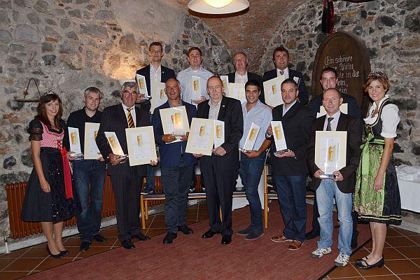 Oben (v.l.n.r.): Markus Weishaar, Weingut Kiefer (Eichstetten), Andreas Meyer, Weingut Meyer (Heuchelheim), Eckehart Gröhl, Weingut Gröhl (Weinolsheim), Leopold Laible, WG Oberrotweil (Vogtsburg)
Unten (v.l.n.r.): Kaiserstuhl/Tuniberg Weinprinzessin 2013/2014 Katharina Dier, Michael Huber, WG Alde Gott (Sasbachwalden), Reinhard Martin, Weingut Martinshof (Dienheim), Robert Aufricht, Weingut Aufricht (Stetten), Manfred Klohr, WG Weinbiet (Neustadt-Mußbach), Sylvian Höfflin, Staatsweingut Freiburg (Ihringen), Ingo Ehret, Weingut Ehret (Auggen), Wolfgang Schupp, WG Oberbergen (Vogtsburg), Stefan Bohn, WG Oberrotweil (Vogtsburg), Badische Weinkönigin 2014/2015 Josefine Schlumberger. Oben (v.l.n.r.): Markus Weishaar, Weingut Kiefer (Eichstetten), Andreas Meyer, Weingut Meyer (Heuchelheim), Eckehart Gröhl, Weingut Gröhl (Weinolsheim), Leopold Laible, WG Oberrotweil (Vogtsburg)
Unten (v.l.n.r.): Kaiserstuhl/Tuniberg Weinprinzessin 2013/2014 Katharina Dier, Michael Huber, WG Alde Gott (Sasbachwalden), Reinhard Martin, Weingut Martinshof (Dienheim), Robert Aufricht, Weingut Aufricht (Stetten), Manfred Klohr, WG Weinbiet (Neustadt-Mußbach), Sylvian Höfflin, Staatsweingut Freiburg (Ihringen), Ingo Ehret, Weingut Ehret (Auggen), Wolfgang Schupp, WG Oberbergen (Vogtsburg), Stefan Bohn, WG Oberrotweil (Vogtsburg), Badische Weinkönigin 2014/2015 Josefine Schlumberger.