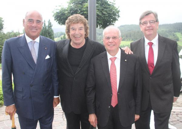Viele Gäste aus Politik und Wirtschaft und Show-Buiss, hatten am Französischen Nationalfeiertag den Weg zum "Dollenberg" gefunden, um die Französisch-Deutsche Freundschaft zu pflegen. Von links nach rechts: Gundolf Fleischer, ehemaliger Europa-Staatssekretär und heutiger Sportpräsident des Badischen Sportbundes, Entertainer Tony Marshall, Meinrad Schmiederer, Chef des 5-Sterne Relais & Château Hotel "Dollenberg", rechts außen Willi Stächele ehemaliger Landtagspräsident und Finanzminister von Baden-Württemberg.
Foto: Volker Weßbecher Viele Gäste aus Politik und Wirtschaft und Show-Buiss, hatten am Französischen Nationalfeiertag den Weg zum "Dollenberg" gefunden, um die Französisch-Deutsche Freundschaft zu pflegen. Von links nach rechts: Gundolf Fleischer, ehemaliger Europa-Staatssekretär und heutiger Sportpräsident des Badischen Sportbundes, Entertainer Tony Marshall, Meinrad Schmiederer, Chef des 5-Sterne Relais & Château Hotel "Dollenberg", rechts außen Willi Stächele ehemaliger Landtagspräsident und Finanzminister von Baden-Württemberg.
Foto: Volker Weßbecher