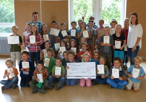 Die erfolgreichen Schüler der Hebelschule (Ehrenurkunden bei den Bundesjugendspielen) nehmen den 1. Preis der Stadtlaufsonderwertung Schulen gemeinsam mit Rektor Matthias Hartmann von Sportkoordinatorin Julia Arndt entgegen. Die erfolgreichen Schüler der Hebelschule (Ehrenurkunden bei den Bundesjugendspielen) nehmen den 1. Preis der Stadtlaufsonderwertung Schulen gemeinsam mit Rektor Matthias Hartmann von Sportkoordinatorin Julia Arndt entgegen.
