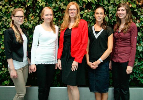 Von links: Anita Felske, Jasmin Neumann, Silke Ulmschneider (Ausbildungsbetreuerin), Verena Garbusow und Karin Laufer.
Quelle: Die Schwenninger Krankenkasse Von links: Anita Felske, Jasmin Neumann, Silke Ulmschneider (Ausbildungsbetreuerin), Verena Garbusow und Karin Laufer.
Quelle: Die Schwenninger Krankenkasse