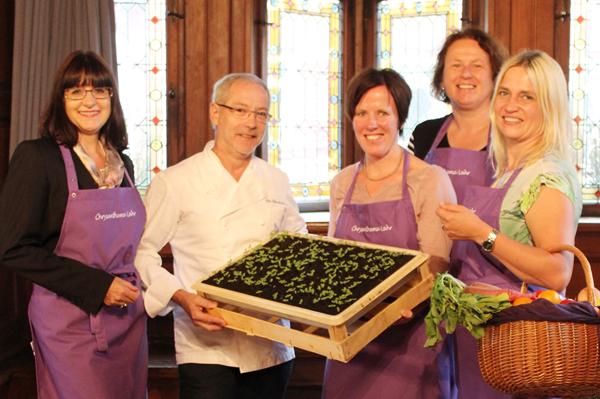 Kochen mit Chrysanthemen: Anthea Götz, Otto Fehrenbacher, Martina Mundinger, Friederike Ohnemus, Claudia Roggisch Kochen mit Chrysanthemen: Anthea Götz, Otto Fehrenbacher, Martina Mundinger, Friederike Ohnemus, Claudia Roggisch