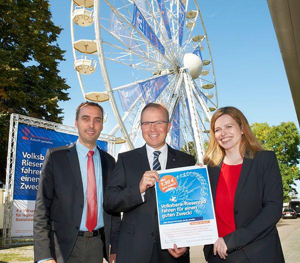 Von links: Alexander Fritz (Bereichsleiter Publikumsmessen Messe Offenburg-Ortenau), Markus Dauber (Vorstandsvorsitzender der Volksbank Offenburg) und Sandra Kircher (Geschäftsführerin Messe Offenburg-Ortenau) freuen sich auf viele Fahrgäste für den guten Zweck. Von links: Alexander Fritz (Bereichsleiter Publikumsmessen Messe Offenburg-Ortenau), Markus Dauber (Vorstandsvorsitzender der Volksbank Offenburg) und Sandra Kircher (Geschäftsführerin Messe Offenburg-Ortenau) freuen sich auf viele Fahrgäste für den guten Zweck.