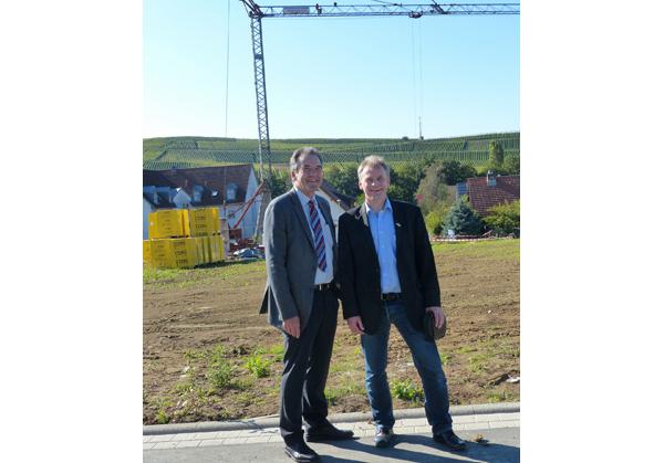Übergabe Schneckenacker - Von links: Johann-Martin Rogg (Geschäftsführer badenovaKONZEPT) und Dieter Hahn (Bürgermeister Pfaffenweiler) bei der Übergabe Übergabe Schneckenacker - Von links: Johann-Martin Rogg (Geschäftsführer badenovaKONZEPT) und Dieter Hahn (Bürgermeister Pfaffenweiler) bei der Übergabe