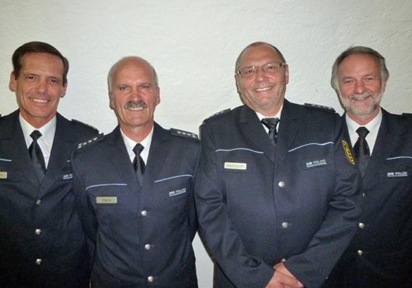 Foto von links: Leitender Polizeidirektor Bernhard Fingerlin, Erster Polizeihauptkommissar Rudolf Steck, Erster Polizeihauptkommissar Claus Weibezahl, Polizeipräsident Bernhard Rotzinger.
Foto: Polizeipräsidium Freiburg
Foto von links: Leitender Polizeidirektor Bernhard Fingerlin, Erster Polizeihauptkommissar Rudolf Steck, Erster Polizeihauptkommissar Claus Weibezahl, Polizeipräsident Bernhard Rotzinger.
Foto: Polizeipräsidium Freiburg