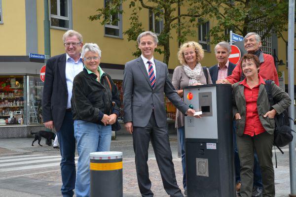 Jürgen Nef, Fachbereichleiter Straßen/Verkehr/Sicherheit Stadt Lörrach; Hannelore Roßkopf, Stadträtin; Dr. Michael Wilke, Bürgermeister Stadt Lörrach; Petra Höfler Stadträtin; Horst Krämer, Vorsitzender Pro Lörrach; Mario Perinelli, Stadtrat; Brigitte Martin, Stadträtin (v.li.n.re.)
Jürgen Nef, Fachbereichleiter Straßen/Verkehr/Sicherheit Stadt Lörrach; Hannelore Roßkopf, Stadträtin; Dr. Michael Wilke, Bürgermeister Stadt Lörrach; Petra Höfler Stadträtin; Horst Krämer, Vorsitzender Pro Lörrach; Mario Perinelli, Stadtrat; Brigitte Martin, Stadträtin (v.li.n.re.)