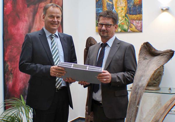 Landrat Frank Scherer (li.) informierte sich bei Ludwig Richter (re.) über die Firma Aluminium-Richter.
Foto: Landratsamt Ortenaukreis. Landrat Frank Scherer (li.) informierte sich bei Ludwig Richter (re.) über die Firma Aluminium-Richter.
Foto: Landratsamt Ortenaukreis.