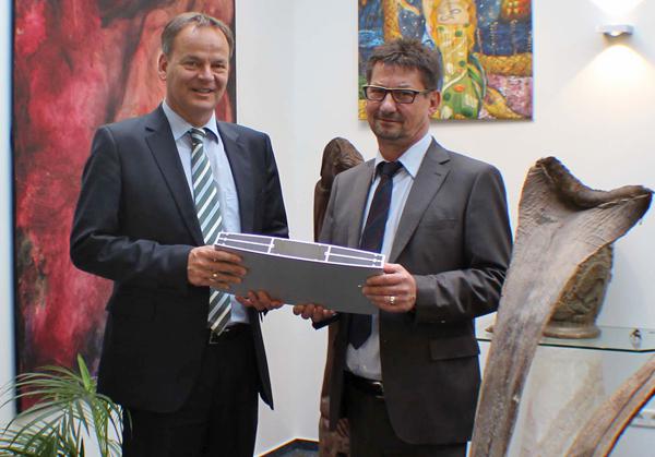 Landrat Frank Scherer (li.) informierte sich bei Ludwig Richter (re.) über die Firma Aluminium-Richter. 
Foto: Landratsamt Ortenaukreis. 