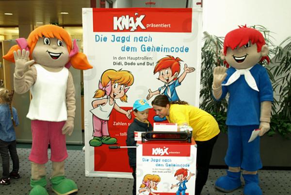 Weltspartag in der Hauptgeschäftsstelle der Sparkasse Emmendingen:
Die Knax-Club-Maskottchen Didi und Dodo wünschen Jeremy (6) aus Emmendingen-Mundingen Glück bei der Teilnahme am Geheimcode-Automaten