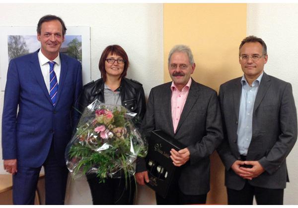 Oberbürgermeister Matthias Braun und Geschäftsführer Peter Bercher bedankten sich für die gute und angenehme Zusammenarbeit im Aufsichtsrat bei den ausgeschiedenen Mitgliedern Birgitt Reinfarth und Hubert Meier. Ihre Nachfolger sind Stephan Zillgith und Rudolf Hans Zillgith.
Photo: Städtische Baugesellschaft mbH Oberbürgermeister Matthias Braun und Geschäftsführer Peter Bercher bedankten sich für die gute und angenehme Zusammenarbeit im Aufsichtsrat bei den ausgeschiedenen Mitgliedern Birgitt Reinfarth und Hubert Meier. Ihre Nachfolger sind Stephan Zillgith und Rudolf Hans Zillgith.
Photo: Städtische Baugesellschaft mbH