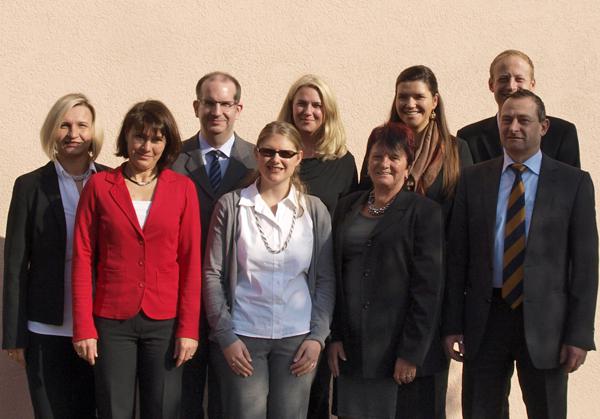Gruppenbild (v.l.n.r.): Patricia Haras, Kerstin Krämer, Marc Heß, Katharina Gfrörer, Katja Walz, Roswitha Gollmer, Kristina Huentz, Simon Schwendemann und Matthias Engler freuen sich darauf, am 6. November das 50jährige Jubiläum ihrer Filiale gemeinsam mit ihren Kunden zu feiern (es fehlen: Birgit Spicker, Ines Moser, Cindy Flesch) Gruppenbild (v.l.n.r.): Patricia Haras, Kerstin Krämer, Marc Heß, Katharina Gfrörer, Katja Walz, Roswitha Gollmer, Kristina Huentz, Simon Schwendemann und Matthias Engler freuen sich darauf, am 6. November das 50jährige Jubiläum ihrer Filiale gemeinsam mit ihren Kunden zu feiern (es fehlen: Birgit Spicker, Ines Moser, Cindy Flesch)
