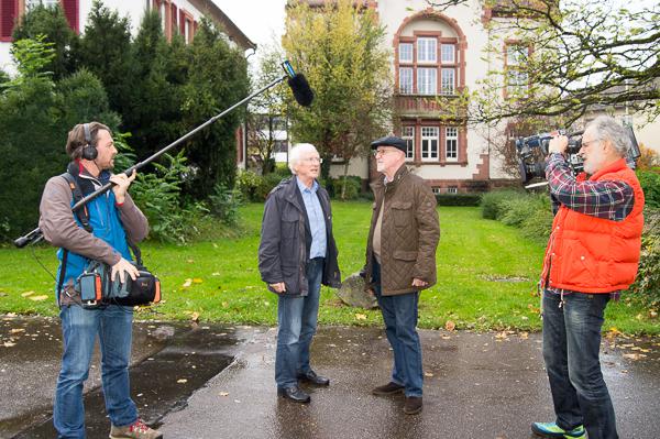 SWR-Landeschau-Mobil in Denzlingen - SWR-Team bei der Arbeit. SWR Reporter Thomas Klinghammer interviewt Dieter Geuenich (Mitte rechts) (Historiker und Professor im Ruhestand). Ganz rechts Kameramann Wolfgang Breuning, ganz links Tonspezialist Sascha Biesz. SWR-Landeschau-Mobil in Denzlingen - SWR-Team bei der Arbeit. SWR Reporter Thomas Klinghammer interviewt Dieter Geuenich (Mitte rechts) (Historiker und Professor im Ruhestand). Ganz rechts Kameramann Wolfgang Breuning, ganz links Tonspezialist Sascha Biesz.