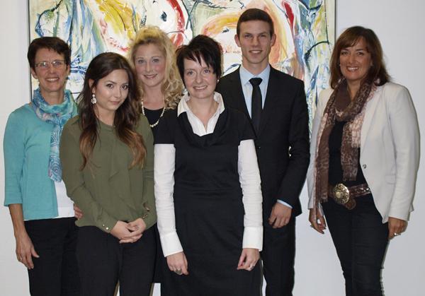 Gruppenbild (v.l.): Elfriede Zimmermann, Nadine Fehrenbach, Nadine Schwickerath, Barbara Kury, Noah Schröder und Sabine Kupferschmidt freuen sich darauf, das Jubiläum gemeinsam mit ihren Kundinnen und Kunden zu feiern. Gruppenbild (v.l.): Elfriede Zimmermann, Nadine Fehrenbach, Nadine Schwickerath, Barbara Kury, Noah Schröder und Sabine Kupferschmidt freuen sich darauf, das Jubiläum gemeinsam mit ihren Kundinnen und Kunden zu feiern.