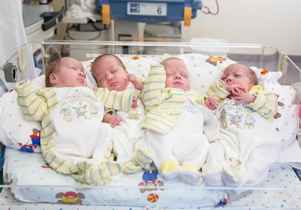 Volle Frauenpower: Die Vierlinge Eva, Maria, Sara und Hanna
Bildrechte: (c) Universitätsklinikum Freiburg/Britt Schilling Volle Frauenpower: Die Vierlinge Eva, Maria, Sara und Hanna
Bildrechte: (c) Universitätsklinikum Freiburg/Britt Schilling