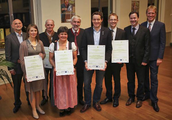 Über die Auszeichnung „Unternehmen mit Weitblick“ der Perspektive 50plus und der Badischen Demografie Agentur (BDA) freuten sich (v.l.n.r): Achim Siefert und Mirja Martin vom Personalamt der Stadt Lahr; Rüdiger A. Preuss, Stiftungsmanager des „Rührwerks“ Lahr; Gertrud Schmieder und Eckhard Schmieder vom Prinzbachhof in Fischerbach; Matthias Kirch, Director Human Resources des Europa-Parks Rust, Jan Wannags und Daniel Beggiato, Personalabteilung der MediClin AG; Moderator Markus Brock.
Foto: Michael Bode Über die Auszeichnung „Unternehmen mit Weitblick“ der Perspektive 50plus und der Badischen Demografie Agentur (BDA) freuten sich (v.l.n.r): Achim Siefert und Mirja Martin vom Personalamt der Stadt Lahr; Rüdiger A. Preuss, Stiftungsmanager des „Rührwerks“ Lahr; Gertrud Schmieder und Eckhard Schmieder vom Prinzbachhof in Fischerbach; Matthias Kirch, Director Human Resources des Europa-Parks Rust, Jan Wannags und Daniel Beggiato, Personalabteilung der MediClin AG; Moderator Markus Brock.
Foto: Michael Bode