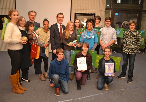 Das Foto zeigt die UNICEF-Juniorbotschafter mit Christine Langen, Leiterin UNICEF Arbeitsgruppe Lörrach ( 2. von links), Dr. Michael Wilke, Bürgermeister Stadt Lörrach (4. v.l.) und Jörg Lutz, Oberbürgermeister Stadt Lörrach (6. v.l.). Das Foto zeigt die UNICEF-Juniorbotschafter mit Christine Langen, Leiterin UNICEF Arbeitsgruppe Lörrach ( 2. von links), Dr. Michael Wilke, Bürgermeister Stadt Lörrach (4. v.l.) und Jörg Lutz, Oberbürgermeister Stadt Lörrach (6. v.l.).