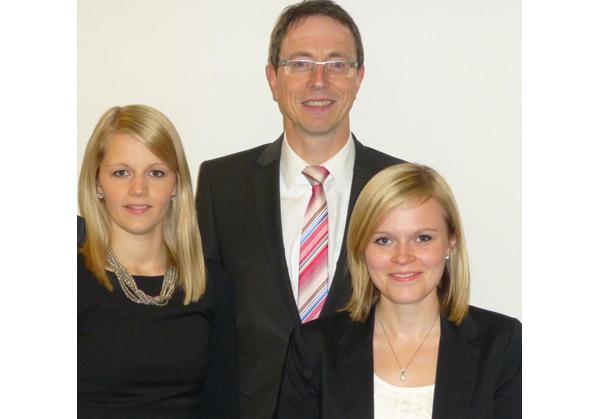 Filialdirektor Hannes Schmidt verabschiedet Miriam Höldin (links). Die stellvertretende Geschäftsstellenleiterin Katharina Beck steht den Riegeler Kunden auch weiterhin zur Verfügung. Filialdirektor Hannes Schmidt verabschiedet Miriam Höldin (links). Die stellvertretende Geschäftsstellenleiterin Katharina Beck steht den Riegeler Kunden auch weiterhin zur Verfügung.
