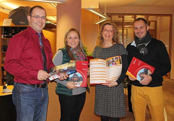 Neue „Bürgerinfo“.
Von links: Wolfgang Spengler, Aline Köbele, Ulrike Schwarz, Dominik Eschbach
Foto: Stadt Ettenheim
Neue „Bürgerinfo“.
Von links: Wolfgang Spengler, Aline Köbele, Ulrike Schwarz, Dominik Eschbach
Foto: Stadt Ettenheim