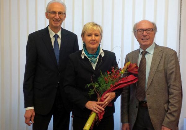 Von links: Filialdirektor Werner Kaliner (links) verabschiedete Harald Haasis in den wohlverdienten Ruhestand und wünschte seiner Nachfolgerin Gisela Frers viel Erfolg bei ihren zukünftigen Aufgaben.
Von links: Filialdirektor Werner Kaliner (links) verabschiedete Harald Haasis in den wohlverdienten Ruhestand und wünschte seiner Nachfolgerin Gisela Frers viel Erfolg bei ihren zukünftigen Aufgaben.