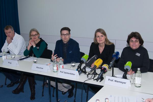 Eindeutige Einschätzung der Uniklinik zum Tod des dreijährigen Jungen aus Lenzkirch - Nahmen zum SAchverhalt aus Sicht der Klinik Stellung: Dr. Karsten Häffner, ärztlicher Leiter des Kinderschutzzentrums des Universitätsklinikum Freiburg (KZJ) (ganz links), Isolde Krug, leitende Psychologin des KZJ (2.v.l.),Prof. DR. Ute Spiekerkötter, ärztliche Direktorin der Klinik für Kinder- und Jugendmedizin des Universitätsklinikums Freiburg (2.v.r.), Prof. Dr. Charlotte Niemeyer, geschäftsführende Direktorin des ZKJ (rechts). Eindeutige Einschätzung der Uniklinik zum Tod des dreijährigen Jungen aus Lenzkirch - Nahmen zum SAchverhalt aus Sicht der Klinik Stellung: Dr. Karsten Häffner, ärztlicher Leiter des Kinderschutzzentrums des Universitätsklinikum Freiburg (KZJ) (ganz links), Isolde Krug, leitende Psychologin des KZJ (2.v.l.),Prof. DR. Ute Spiekerkötter, ärztliche Direktorin der Klinik für Kinder- und Jugendmedizin des Universitätsklinikums Freiburg (2.v.r.), Prof. Dr. Charlotte Niemeyer, geschäftsführende Direktorin des ZKJ (rechts).