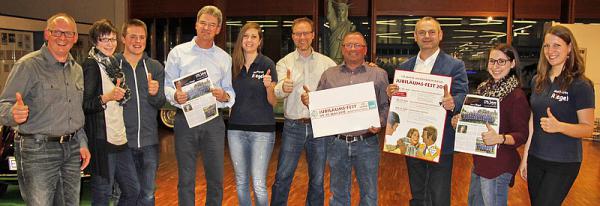 Freuen sich auf ihr Jubiläum: Pieter Langenbacher, Sabrina Langenbacher (Gestaltung Festzeitung), Felix Ringswald, Hardy Tiemer (1. Vorsitzender), Laura Meyer, Daniel Viett, Axel Ringswald (2. Vorsitzender), Markus Jablonski (Bürgermeister), Selin Langenbacher, Sandra Ruf Freuen sich auf ihr Jubiläum: Pieter Langenbacher, Sabrina Langenbacher (Gestaltung Festzeitung), Felix Ringswald, Hardy Tiemer (1. Vorsitzender), Laura Meyer, Daniel Viett, Axel Ringswald (2. Vorsitzender), Markus Jablonski (Bürgermeister), Selin Langenbacher, Sandra Ruf
