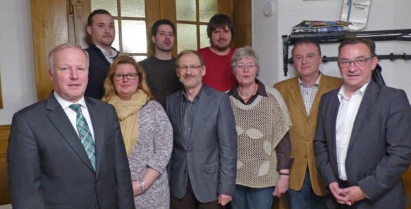 Die CDU-Sozialausschüsse im Landkreis Emmendingen haben in Endingen einen neuen Kreisvorstand gewählt. Unser Bild zeigt v. l. n. r. den Bundestagsabgeordneten Peter Weiß, Matthew Ziegler, Caroline Simon, Enrico Tateo, den Kreisvorsitzenden Roland Fehrenbach, Matthias Löffler, Eugenia Singler, Daniel Hug und den Landtagsabgeordneten und CDU-Kreisvorsitzenden Marcel Schwehr.
(Aufn. Zähringer) Die CDU-Sozialausschüsse im Landkreis Emmendingen haben in Endingen einen neuen Kreisvorstand gewählt. Unser Bild zeigt v. l. n. r. den Bundestagsabgeordneten Peter Weiß, Matthew Ziegler, Caroline Simon, Enrico Tateo, den Kreisvorsitzenden Roland Fehrenbach, Matthias Löffler, Eugenia Singler, Daniel Hug und den Landtagsabgeordneten und CDU-Kreisvorsitzenden Marcel Schwehr.
(Aufn. Zähringer)