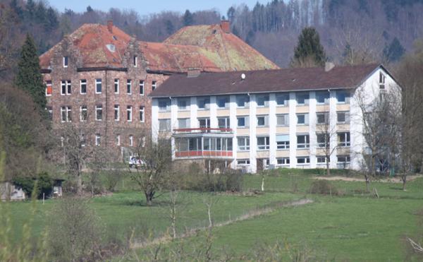 PLATZ FÜR FLÜCHTLINGE: Im weißen Gebäude unterhalb der Hochburg werden ab Ende April Flüchtlinge untergebracht.
Foto: Landratsamt Emmendingen – Luca Benedikt PLATZ FÜR FLÜCHTLINGE: Im weißen Gebäude unterhalb der Hochburg werden ab Ende April Flüchtlinge untergebracht.
Foto: Landratsamt Emmendingen – Luca Benedikt
