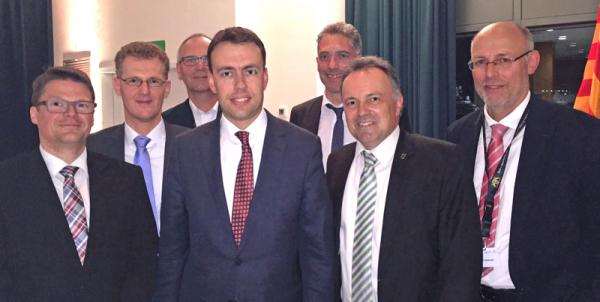 Karsten Pabst (Geschäftsleitung Hieber), Andreas Thomann (Rektor Kaufmännische Schulen Lörrach) Jürgen Neubauer (Lehrer), Dr. Nils Schmid (Minister für Wirtschaft und Finanzen Baden-Württemberg), Peter Kienzle (Lehrer), Josha Frey, MdL, Lothar Sprenzel (Lehrer). Karsten Pabst (Geschäftsleitung Hieber), Andreas Thomann (Rektor Kaufmännische Schulen Lörrach) Jürgen Neubauer (Lehrer), Dr. Nils Schmid (Minister für Wirtschaft und Finanzen Baden-Württemberg), Peter Kienzle (Lehrer), Josha Frey, MdL, Lothar Sprenzel (Lehrer).