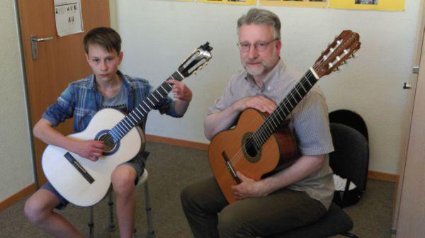 Sergey Fedorov mit dem Gitarrenlehrer Stefan Gierden
(Foto: Vadim Fedorov) Sergey Fedorov mit dem Gitarrenlehrer Stefan Gierden
(Foto: Vadim Fedorov)