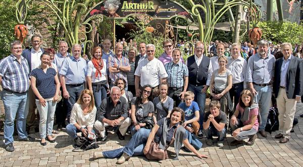 Europa-Park Inhaber Jürgen Mack (rechts) mit VDV-Mitgliedern vor der Familienattraktion „ARTHUR – Im Königreich der Minimoys“

