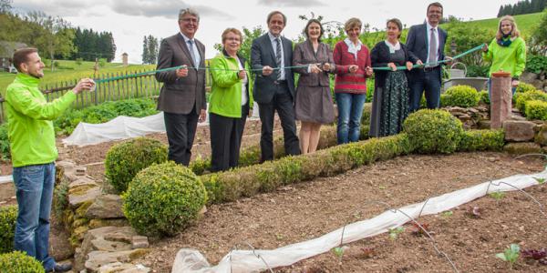 Die Bauerngartenroute wird eröffnet von (v. l.) Holger Wegner, Naturpark Südschwarzwald, Bürgermeister Siegfried Scheffold, Zweiter Vorsitzender des Naturparks Schwarzwald Mitte/Nord, Bürgermeisterin Hannelore Reinbold-Mench, stellvertretende Vorsitzende des Naturparks Südschwarzwald, Erster Landesbeamter Joachim Gwinner, Schwarzwald-Baar-Kreis, Regierungspräsidentin Bärbel Schäfer, RP Freiburg, Bäuerin Brigitte Riesle, Breiteckhof, Vereinsvorsitzende Walburga Schillinger, Bürgermeister Rolf Breisacher, Gemeinde Gütenbach, und Christine Peter, Naturpark Südschwarzwald
Foto: © Naturpark Südschwarzwald Die Bauerngartenroute wird eröffnet von (v. l.) Holger Wegner, Naturpark Südschwarzwald, Bürgermeister Siegfried Scheffold, Zweiter Vorsitzender des Naturparks Schwarzwald Mitte/Nord, Bürgermeisterin Hannelore Reinbold-Mench, stellvertretende Vorsitzende des Naturparks Südschwarzwald, Erster Landesbeamter Joachim Gwinner, Schwarzwald-Baar-Kreis, Regierungspräsidentin Bärbel Schäfer, RP Freiburg, Bäuerin Brigitte Riesle, Breiteckhof, Vereinsvorsitzende Walburga Schillinger, Bürgermeister Rolf Breisacher, Gemeinde Gütenbach, und Christine Peter, Naturpark Südschwarzwald
Foto: © Naturpark Südschwarzwald