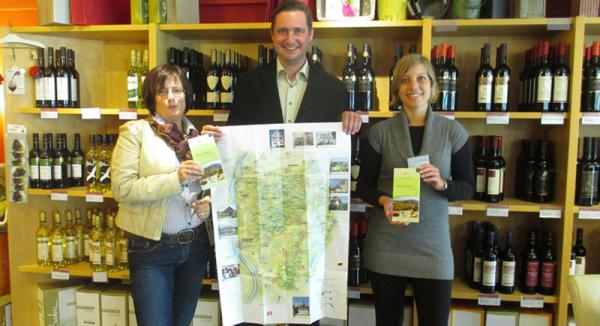 Annette Senn und Leonie Meßmer vom Tourismusbüro Naturgarten Kaiserstuhl sowie Michael Meier (Geschäftsführer Naturgarten Kaiserstuhl GmbH) mit der neuen Genusskarte. Annette Senn und Leonie Meßmer vom Tourismusbüro Naturgarten Kaiserstuhl sowie Michael Meier (Geschäftsführer Naturgarten Kaiserstuhl GmbH) mit der neuen Genusskarte.