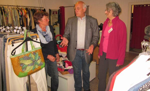 Besuch im Kleiderladen Waldkirch - von links: Ingrid Stratz, Alexander Schoch, Marion Fritsch
