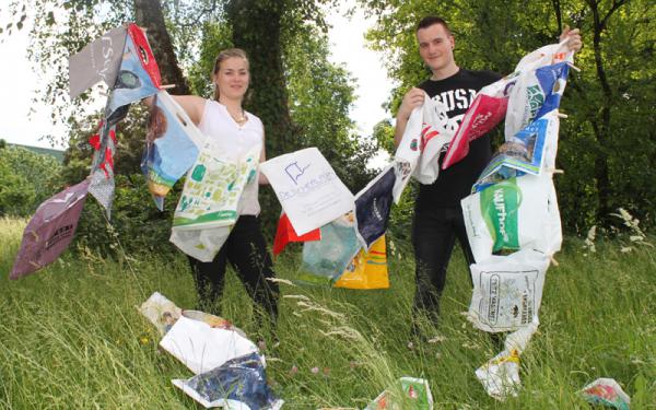 WEG MIT DER EINWEGTÜTE: Die beiden Auszubildenden Anne Gerber (links) und Marco Fehrenbach (rechts) zeigen, dass schon eine kleine Menge an Plastiktüten viel Müll macht.
Foto: Landratsamt Emmendingen – Ulrich Spitzmüller WEG MIT DER EINWEGTÜTE: Die beiden Auszubildenden Anne Gerber (links) und Marco Fehrenbach (rechts) zeigen, dass schon eine kleine Menge an Plastiktüten viel Müll macht.
Foto: Landratsamt Emmendingen – Ulrich Spitzmüller