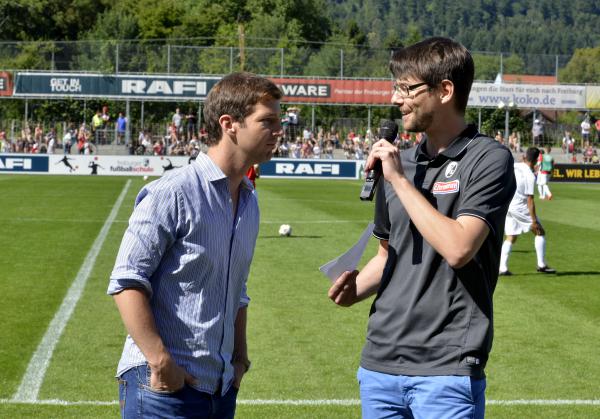 01: Die "Meldung des Tages" wurde in der Halbzeitpause von Sportvorstand Jochen Saier (links) verkündet: Nils Petersen wird auch in der kommenden Spielzeit im Freiburger Trikot auf Torejagd gehen. 01: Die "Meldung des Tages" wurde in der Halbzeitpause von Sportvorstand Jochen Saier (links) verkündet: Nils Petersen wird auch in der kommenden Spielzeit im Freiburger Trikot auf Torejagd gehen.