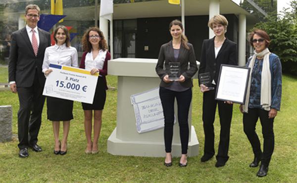 Erfolgreiches Team der Albert-Ludwigs-Universität Freiburg (von links nach rechts): 
Frank Strauß (Vorsitzender des Vorstands Deutsche Postbank AG; Schirmherr des Postbank Finance Award), Mariia Markovych, Danjela Guxha, Christiane Müller (Teammitglieder), Prof. Dr. Eva Lütkebohmert-Holtz (Betreuende Hochschullehrerin), Marliese Uhrig-Homburg (Jurymitglied) (Nicht auf dem Bild: Daria Saulenko).  
Foto: Postbank