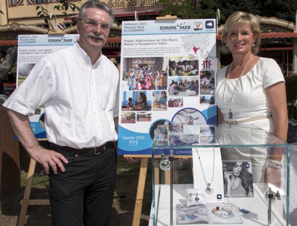 Pater Clemens Schliermann freut sich mit Mauritia Mack, dass ein Teilerlös der aktuellen Kollektion an das Mädchenhaus der Don Bosco Mission in Bangalore gespendet wird Pater Clemens Schliermann freut sich mit Mauritia Mack, dass ein Teilerlös der aktuellen Kollektion an das Mädchenhaus der Don Bosco Mission in Bangalore gespendet wird