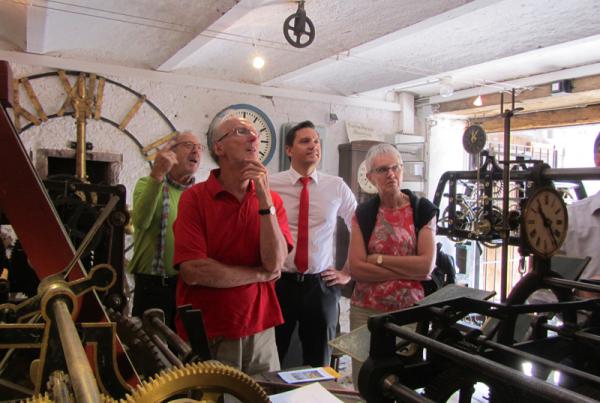 SPD-Bundestagsabgeordneter Johannes Fechner lud eine Besuchergruppe im Rahmen seines Sommerprogramms ins Freiämter Turmuhrenmuseum ein. 