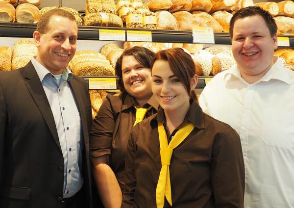 Matthias Schirmaier, Gesamtverkaufsleiter der Bäckerei Heitzmann, freut sich mit Katja  Schmeling-Heinze, Sarah Breithaupt und Mike Echtle über die Neueröffnung im Kaufland in Emmendingen. 

Foto: Bäckerei Heitzmann 