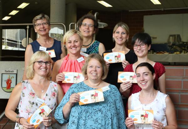 Team der Kindertagespflege im Ortenaukreis , v. l. vorn) Cordula Rettig (Diakonie Standort Achern), Susanne Federolf (Tagesmütterverein Kehl Hanauerland e.V.), Julia Henties (Tagesmütterverein Offenburg e.V.), Mitte: Claudia Uhler (Diakonie Lahr), Elisabeth Minnich (Tagesmütterverein Offenburg e.V.), hinten: Ingrid Kunde (Diakonie Standort Kinzigtal), Andrea Jöst (Diakonie Standort Achern), pädagogische Fachkräfte der Träger der Kindertagespflege und Michaela Bank (Jugendamt, Fachberatung Kindertagespflege)

Foto: LRA