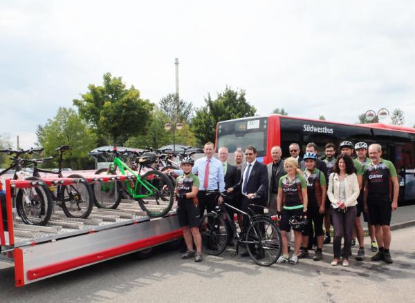 Von links: Philippe Düsel, Betriebsleiter Offenburg, Hans-Jürgen Decker, Bürgermeister Ottenhöfen, Klaus Muttach, Bürgermeister Achern, Stefan Schwehm, Geschäftsführer Südwestbus, Wolfgang Reinholz, Bürgermeister Sasbach,Dr. Nikolas Stoermer, 1. Landesbeamte Ortenaukreis, Manuela Epting, Leiterin Touristinfo Seebach, und in den Trikots die Mountainbiker der "Schwarzwaldfeger"
Foto: Deutsche Bahn Von links: Philippe Düsel, Betriebsleiter Offenburg, Hans-Jürgen Decker, Bürgermeister Ottenhöfen, Klaus Muttach, Bürgermeister Achern, Stefan Schwehm, Geschäftsführer Südwestbus, Wolfgang Reinholz, Bürgermeister Sasbach,Dr. Nikolas Stoermer, 1. Landesbeamte Ortenaukreis, Manuela Epting, Leiterin Touristinfo Seebach, und in den Trikots die Mountainbiker der "Schwarzwaldfeger"
Foto: Deutsche Bahn