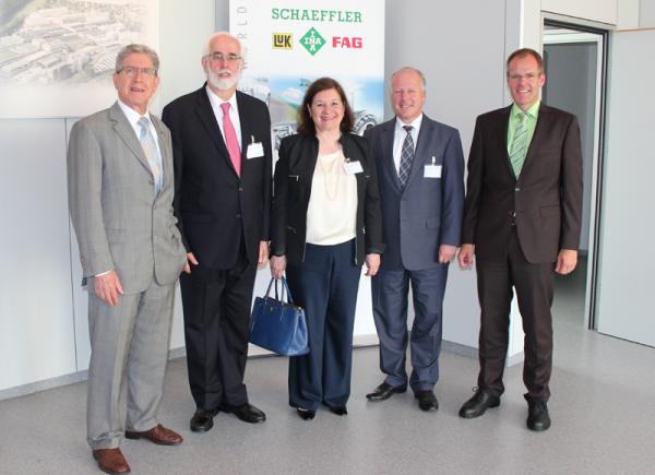 Stippvisite in Lahr: Die brasilianische Botschafterin Maria Luiza Ribeiro Viotti (Mitte) mit Ehemann Dr. Eduardo Baumgratz Viotti (2. v. l.). Begrüßt
wurden sie von Werkleiter Volker Kamps (rechts), Lahrs OB Wolfgang Müller (links) und MdB Peter Weiß (2. v. r.). Stippvisite in Lahr: Die brasilianische Botschafterin Maria Luiza Ribeiro Viotti (Mitte) mit Ehemann Dr. Eduardo Baumgratz Viotti (2. v. l.). Begrüßt
wurden sie von Werkleiter Volker Kamps (rechts), Lahrs OB Wolfgang Müller (links) und MdB Peter Weiß (2. v. r.).