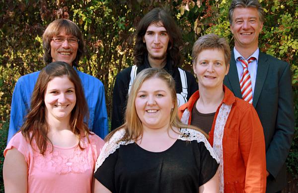 Hinten v.l.: Wolfgang Buchholz (Lehrer), Mike Rüssel, Mark Bühler (Schulleiter).
Vorne v.l.: Clarissa Henke (Ausbilderin Hauswirtschaft), Andrea Repple, Silvia Müller (Ausbildungsleiterin).
Bild: CJD Hinten v.l.: Wolfgang Buchholz (Lehrer), Mike Rüssel, Mark Bühler (Schulleiter).
Vorne v.l.: Clarissa Henke (Ausbilderin Hauswirtschaft), Andrea Repple, Silvia Müller (Ausbildungsleiterin).
Bild: CJD