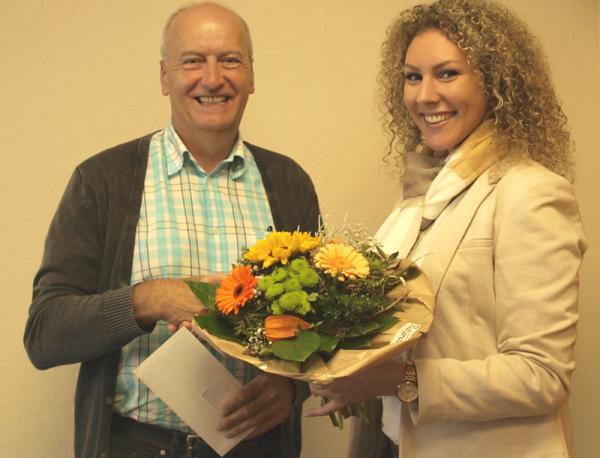 Geschäftsstellenleiterin Marcella Vitrano gratulierte dem glücklichen Gewinner Siegfried Wernet. Geschäftsstellenleiterin Marcella Vitrano gratulierte dem glücklichen Gewinner Siegfried Wernet.