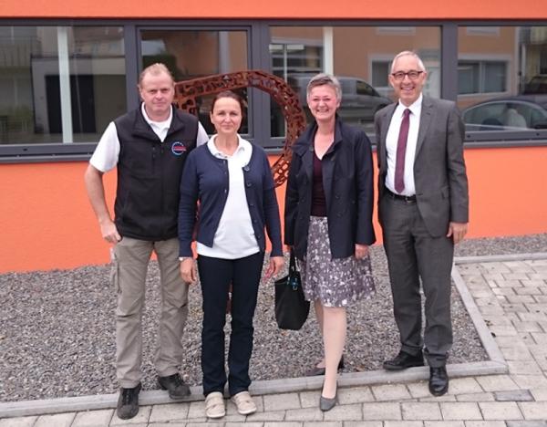 Von links: Geschäftsführer Thomas Petersen, Prokuristin Sigrid Petersen, WTVS-Geschäftsführerin Beate Behrens, OB Dr. Rupert Kubon. Von links: Geschäftsführer Thomas Petersen, Prokuristin Sigrid Petersen, WTVS-Geschäftsführerin Beate Behrens, OB Dr. Rupert Kubon.