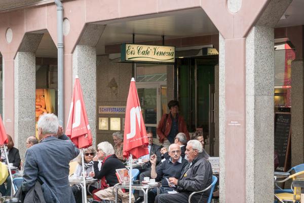Megasamstag in Freiburg - Auf dem Kartoffelmarkt locken kühle Getränke am Stand des Eiscafé Venezia. Megasamstag in Freiburg - Auf dem Kartoffelmarkt locken kühle Getränke am Stand des Eiscafé Venezia.