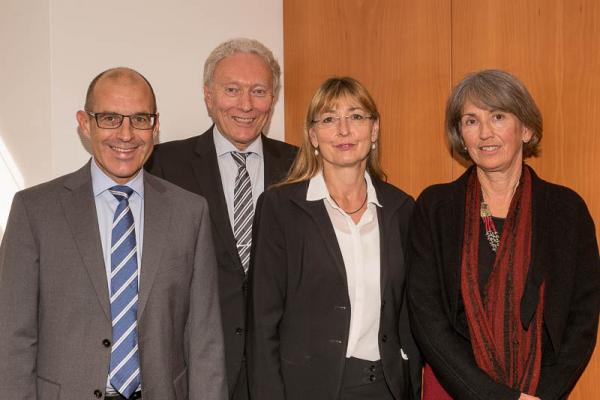 Sparkasse Freiburg-Nördlicher Breisgau informierte zum Immobilienmarkt – Von links: Sparkassen-Vorstandsmitglied Erich Greil, Thomas Schmidt (Geschäftsführer der Sparkassen-Immobilien Gesellschaft mbH), Dorothea Müller (Sparkassen ImmoCenter), Hannelore Stockert (Leiterin des Vermessungsamtes und Vorsitzende des Gutachterausschusses).