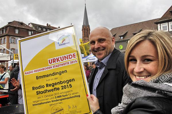 Radio Regenbogen Stadtwette in Emmendingen - Impressionen vom Mittwochvormittag:
Wette gewonnen! Oberbürgermeister Stefan Schlatterer und Stadtwetten-Koordinatorin Sina Gehring!

Die EMMENDINGER ZEITUNG berichtete live bei REGIOTRENDS. Erleben Sie  [rt=499,285035] HIER (mit Video)![/rt] nochmals den Wettverlauf!

Foto: EMMENDINGER ZEITUNG.de / Reinhard Laniot

