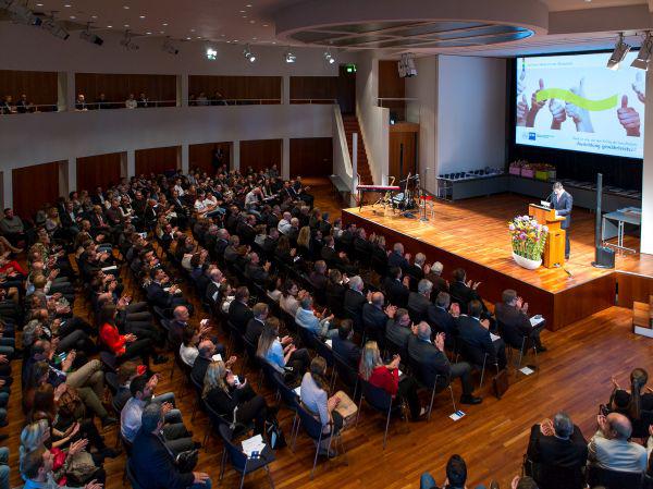 „Für mich ist dieser Termin der schönste im ganzen Jahr“, sagte IHK-Präsident Dr. Steffen Auer in seiner Rede bei der Abschlussfeier der Berufsausbildung in Freiburg. „Für mich ist dieser Termin der schönste im ganzen Jahr“, sagte IHK-Präsident Dr. Steffen Auer in seiner Rede bei der Abschlussfeier der Berufsausbildung in Freiburg.